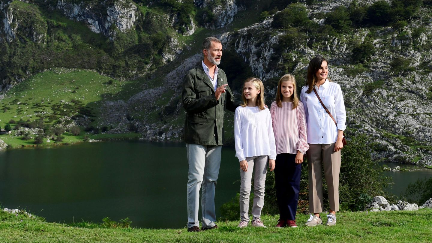 Los Reyes, Felipe VI y Letizia, y sus dos hijas, la princesa Leonor y la infanta Sofía, el pasado 8 de septiembre en los Picos de Europa. (Reuters)