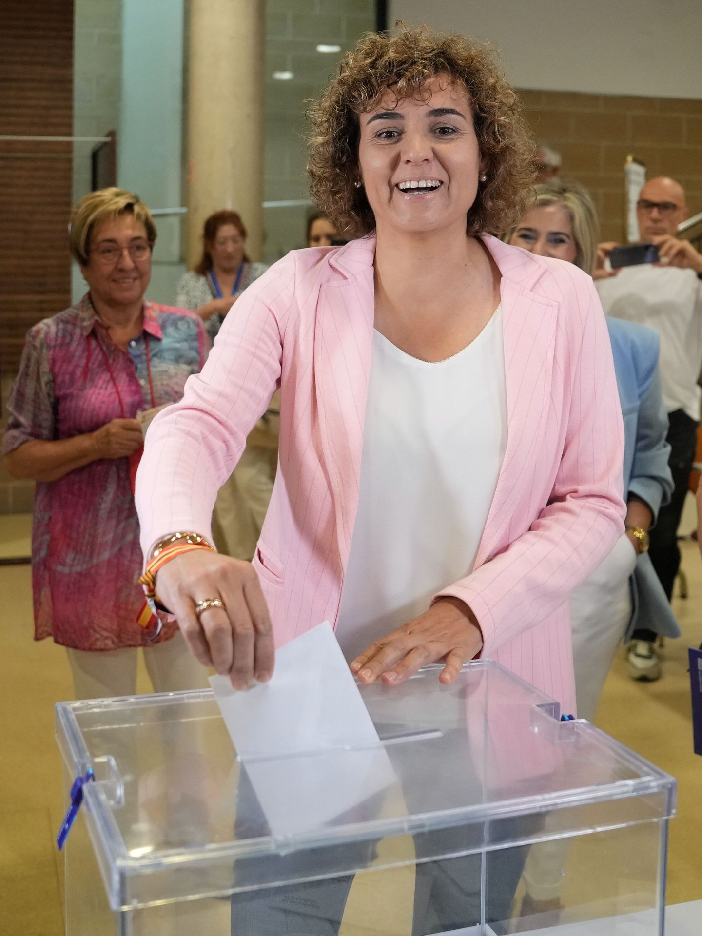 La cabeza de lista del PP, Dolors Monsterrat, votando en Barcelona. (EFE)