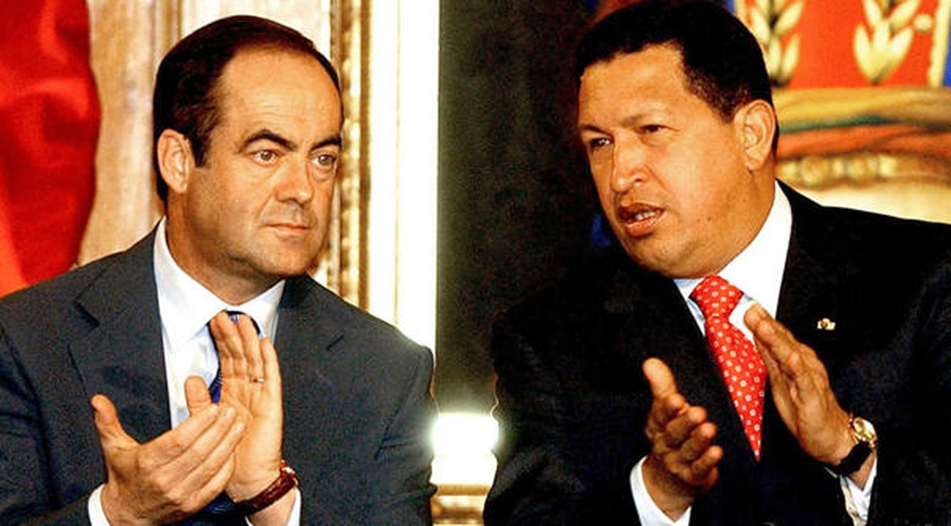 Fotografía de archivo de José Bono y Hugo Chávez. (EFE)