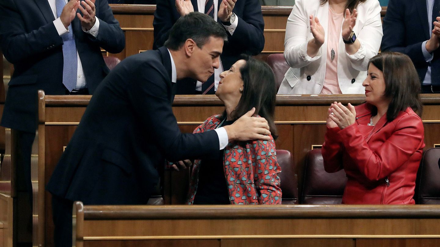 Pedro Sánchez junto a Margarita Robles durante la moción de censura. (EFE)