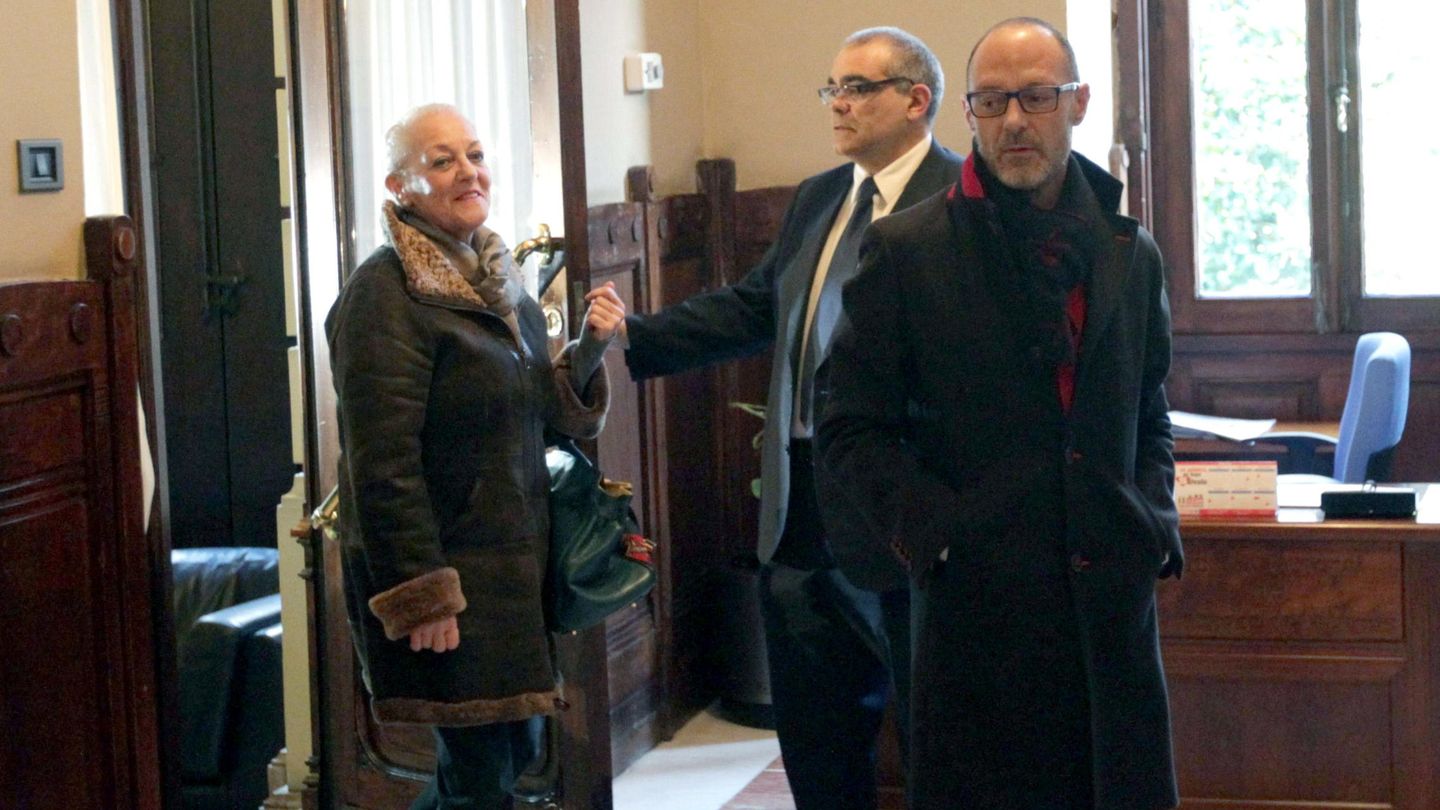 La esposa y el hijo de Villa, María Jesús Iglesias García y Rolando Fernández, a su llegada a la Junta General en 2014. (EFE/José Luis Cereijido)