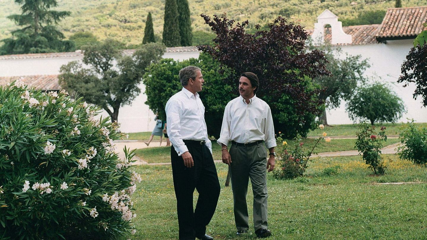 Aznar pasea junto a George Bush por la finca de los Quintos de Mora, en 2001. (EFE)