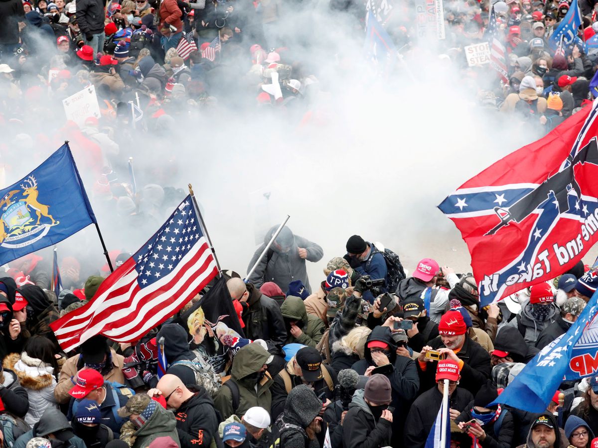 Foto: Los manifestantes huyen de una granada de gas lacrimógeno durante el asalto al Capitolio, el pasado 6 de enero. (Foto: Reuters)