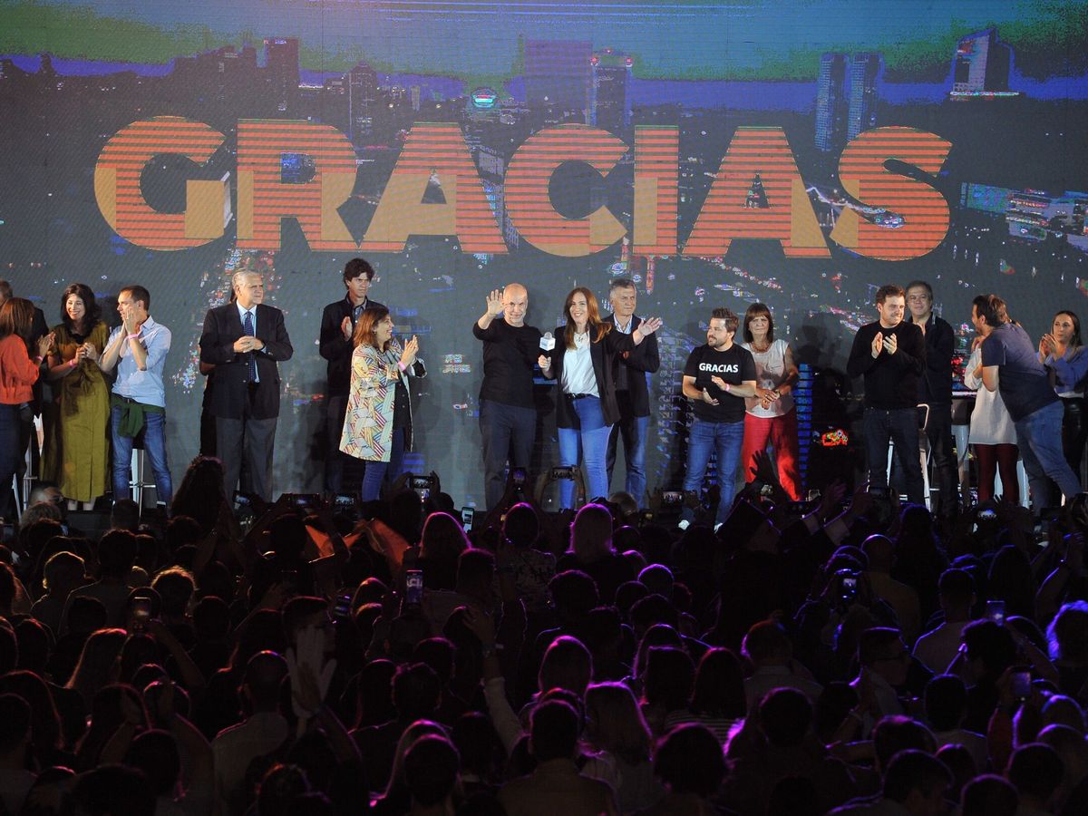 Foto: Miembros de Juntos por el Cambio festejan haber ganado las elecciones legislativas. (EFE/Enrique García Medina)