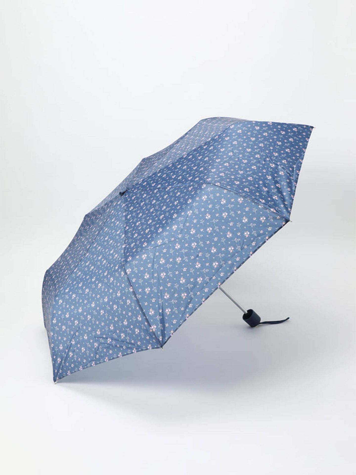 Paraguas básico para un día de lluvia. (Lefties/Cortesía)