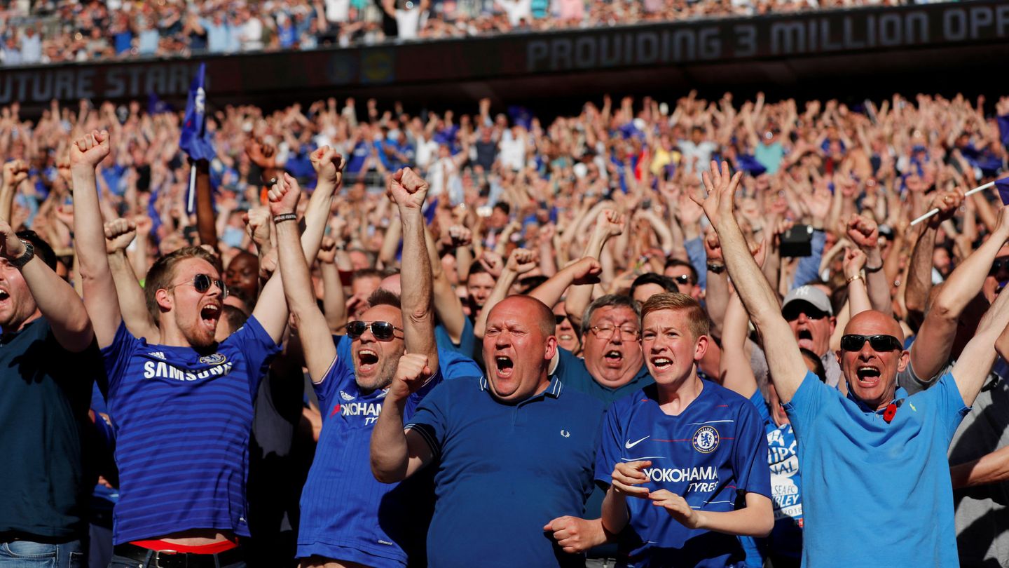 Los aficionados del Chelsea, en acción (Reuters/Andrew Couldridge)