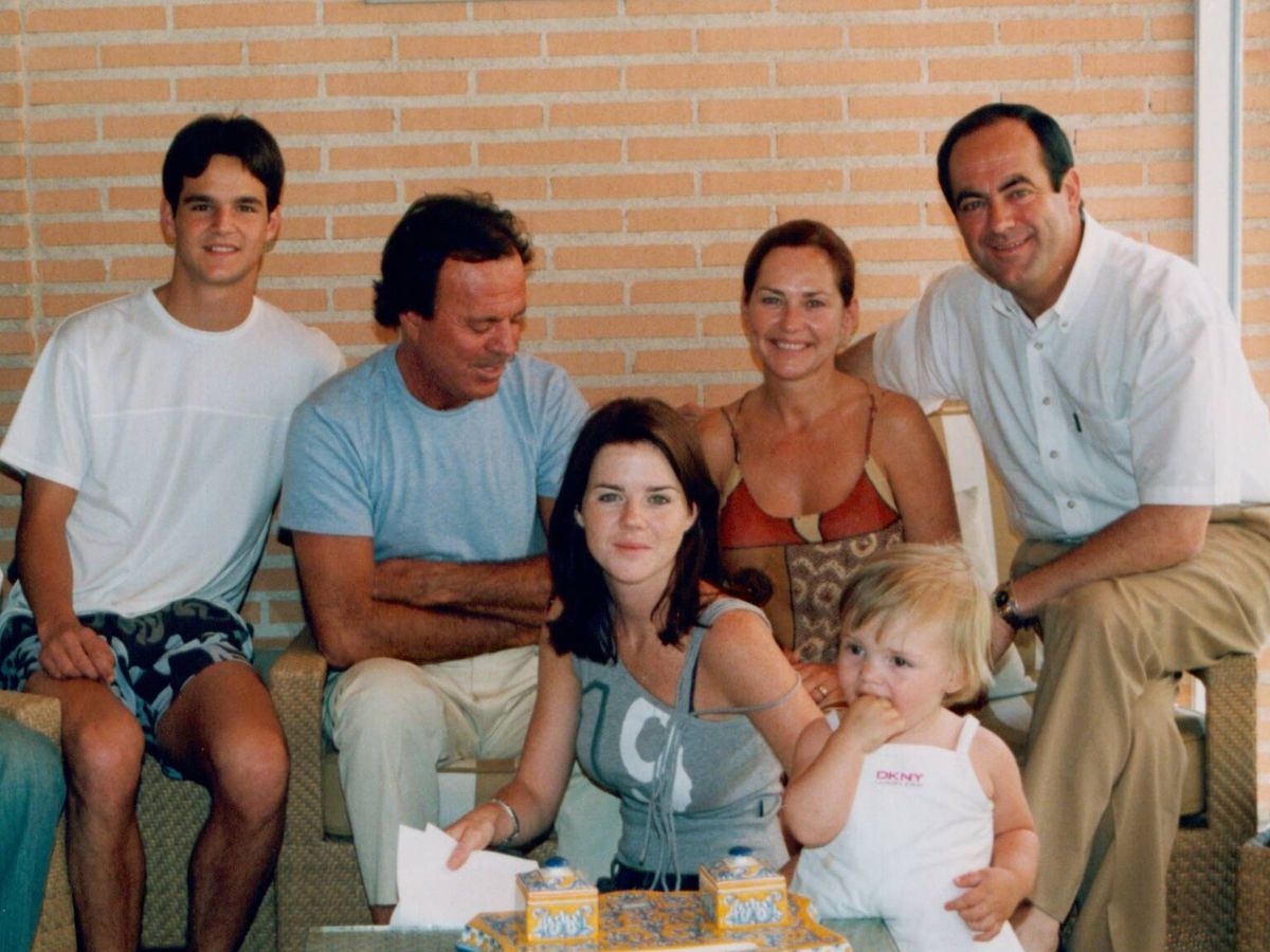 Foto: José Bono posa con Julio Iglesias y sus hijos. (Cortesía: El Legado de José Bono)