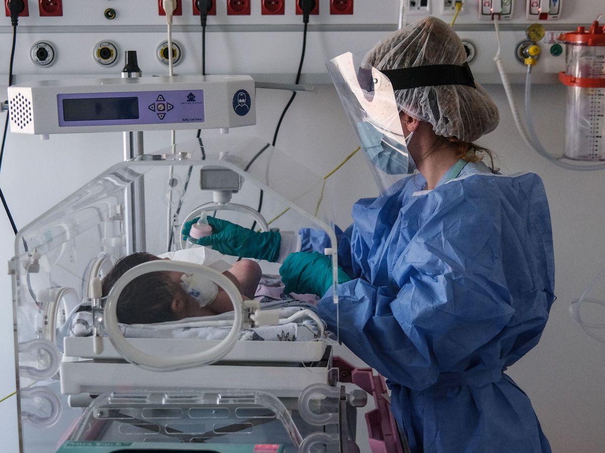 Foto: Fotografía de archivo. Una enfermera en una maternidad. (EFE)