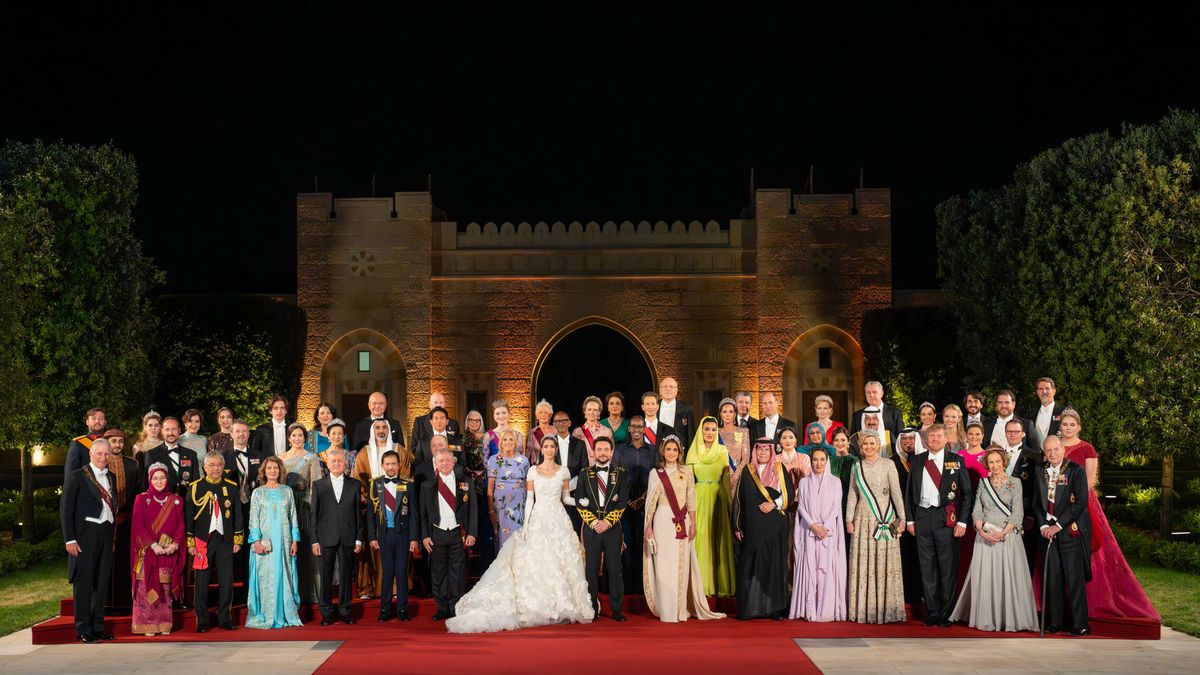 La extraña foto oficial de la boda de Hussein de Jordania: de los ojos cerrados a las malas caras