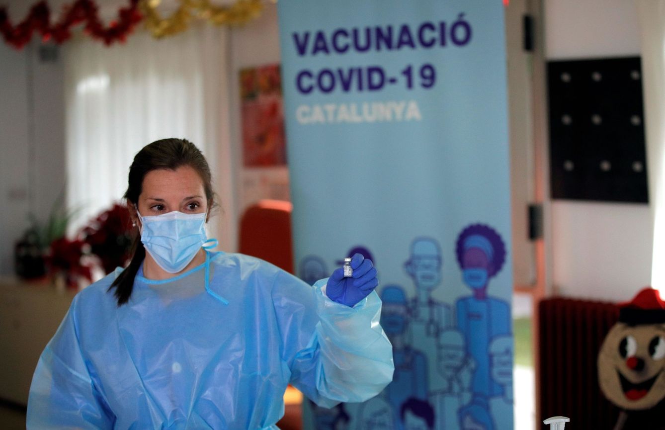 Una enfermera muestra la vacuna que será administrada a una paciente en Cataluña. (EFE)