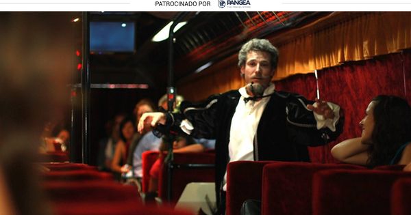 Foto: Autobús teatralizado con Cervantes como protagonista