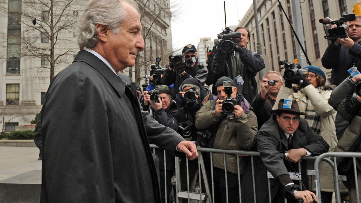 Bernard Madoff a la salida de los juzgados de Manhattan en el año 2009 (Gtres)