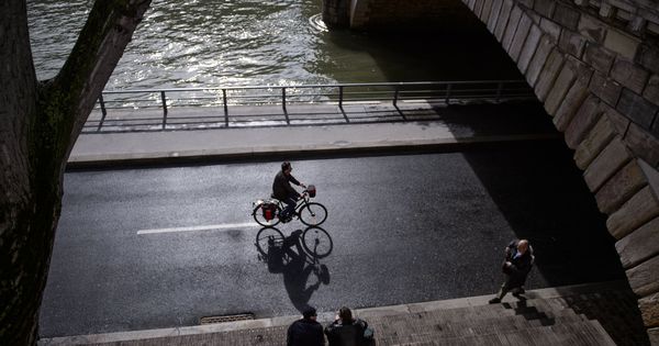 Foto: Un ciclista a la orilla del Sena, en París. (Reuters)
