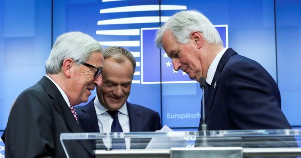 Foto: Los presidentes Jean-Claude Juncker, de la Comisión, y Donald Tusk, del Consejo, charlan con Michel Barnier tras una rueda de prensa. (Reuters)