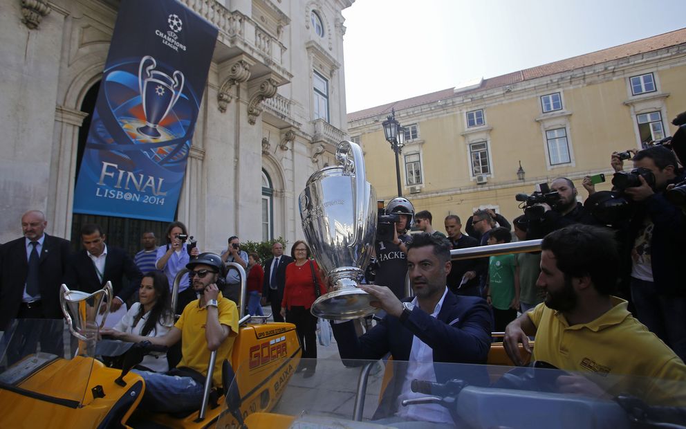 El exjugador Vítor Baia muestra el trofeo en el Ayuntamiento de Lisboa (Reuters).