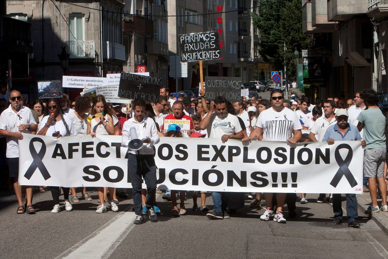 Manifestación convocada por los afectados por la explosión en Tui (Pontevedra) el pasado fin de semana. (EFE)