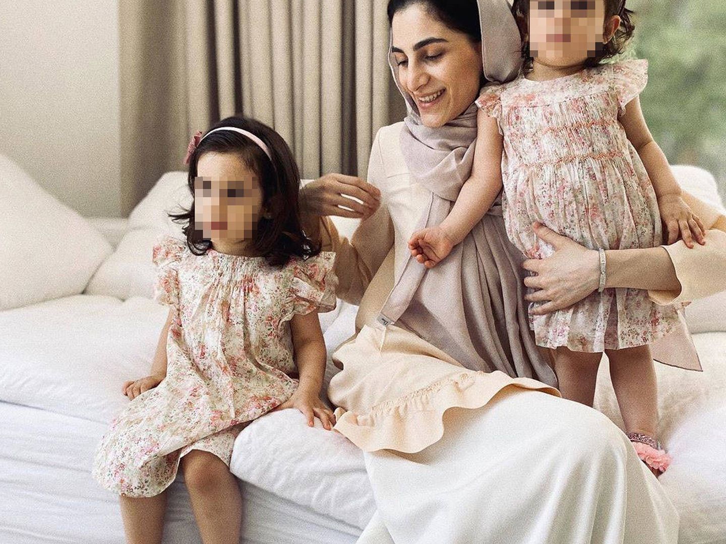 Sheikha Zeynab Javadli, con dos de sus hijas. (RRSS)