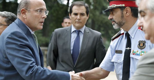 Foto: El coronel  Diego Pérez de los Cobos con Trapero. (EFE)