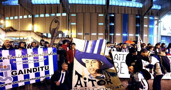 Foto: Aficionados de la Real recordando a Aitor Zabaleta, asesinado el 8 de diciembre de 1998 en los aledaños del Vicente Calderón. (EFE) 