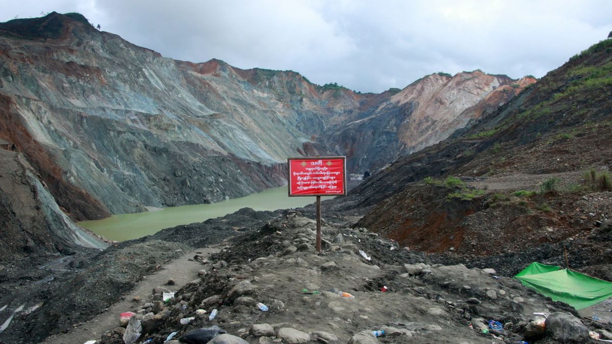 Más de cien desaparecidos en el derrumbe de una mina de jade en Birmania