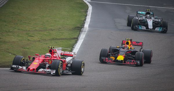 Foto: Kimi Raikkonen, perseguido por Max Verstappen. (EFE)