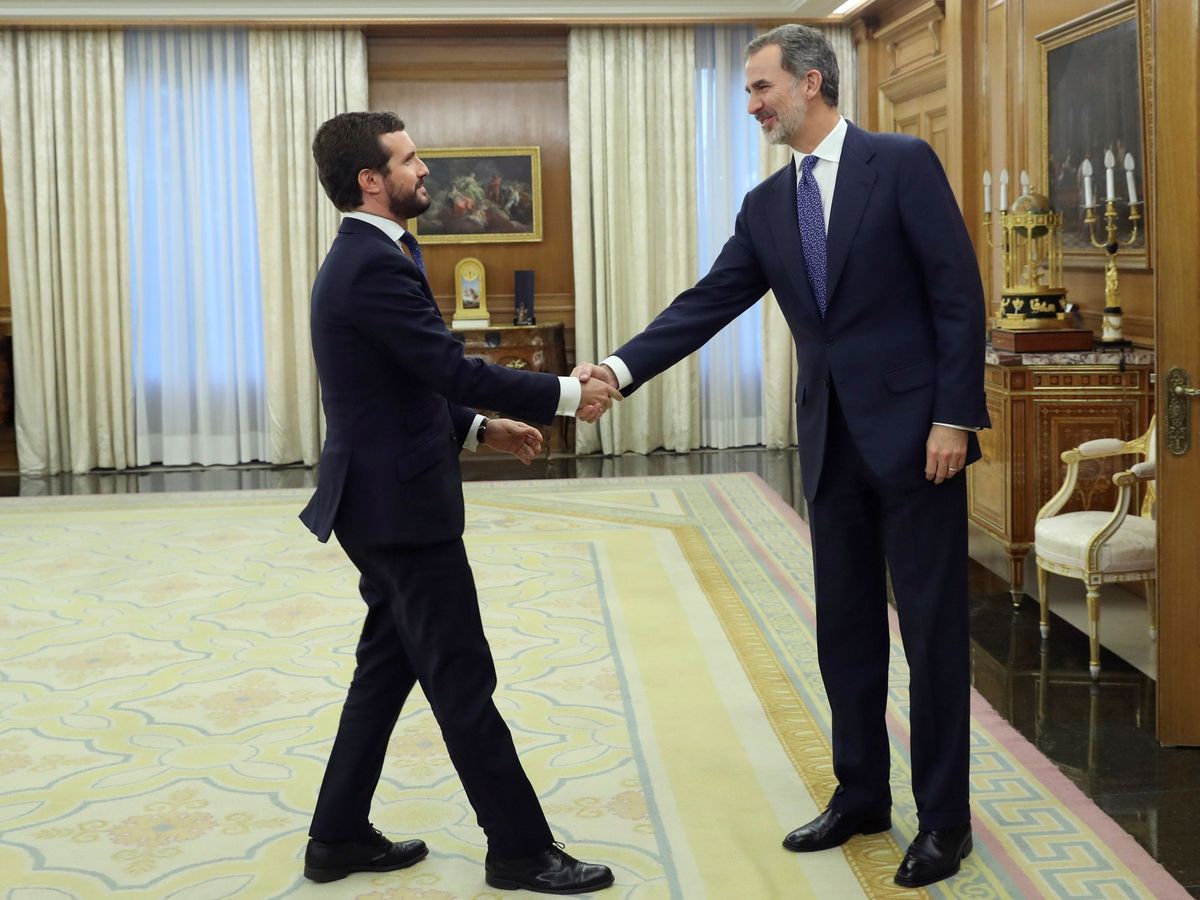 Foto: El rey Felipe VI recibe en audiencia al líder del Partido Popular, Pablo Casado (i). (EFE)