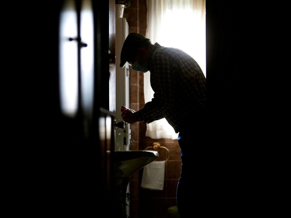 Foto: Un anciano en su casa de A Coruña. (EFE)
