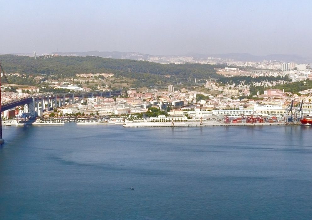 Foto: Vista panorámica de Lisboa y el puente 25 de Abril desde el mirador del Cristo Rey. (Galak76, Wikimedia)