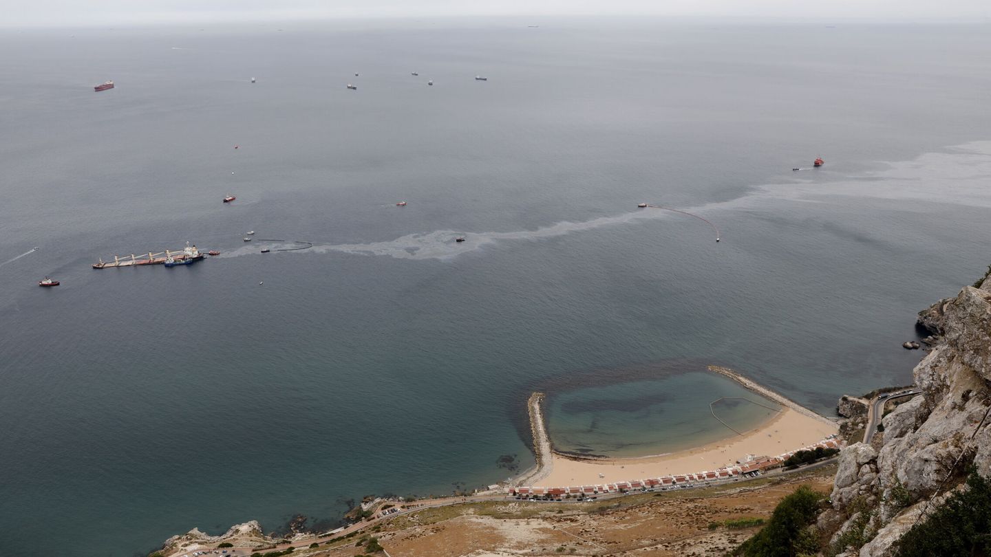 Vista aérea del vertido del buque 'OS 35' en la bahía de Algeciras. (EFE/A. Carrasco)