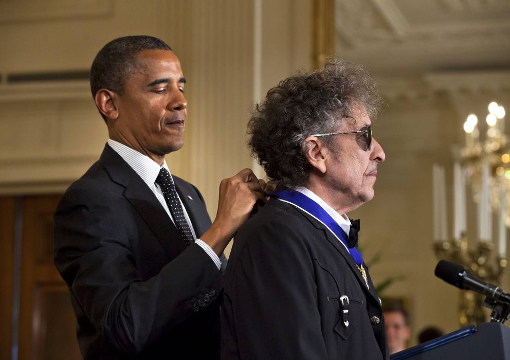 Foto: El presidente estadounidense Barack Obama en la entrega de la Medalla de la Libertad a Bob Dylan, en 2012. (EFE)