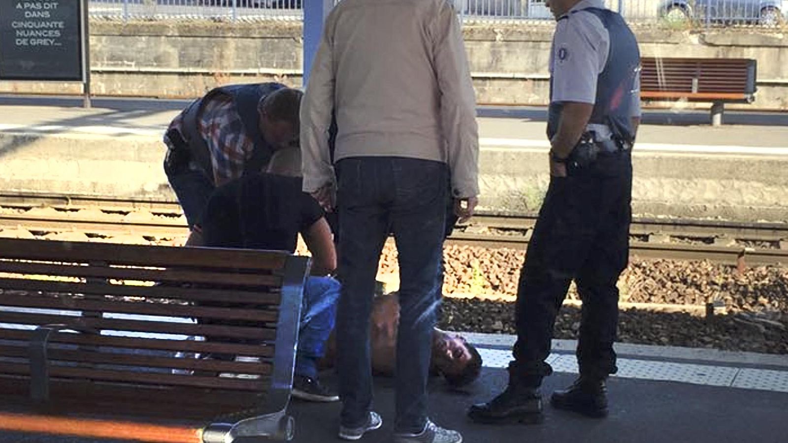 Foto: La policía francesa detiene al autor de los disparos. (Reuters)