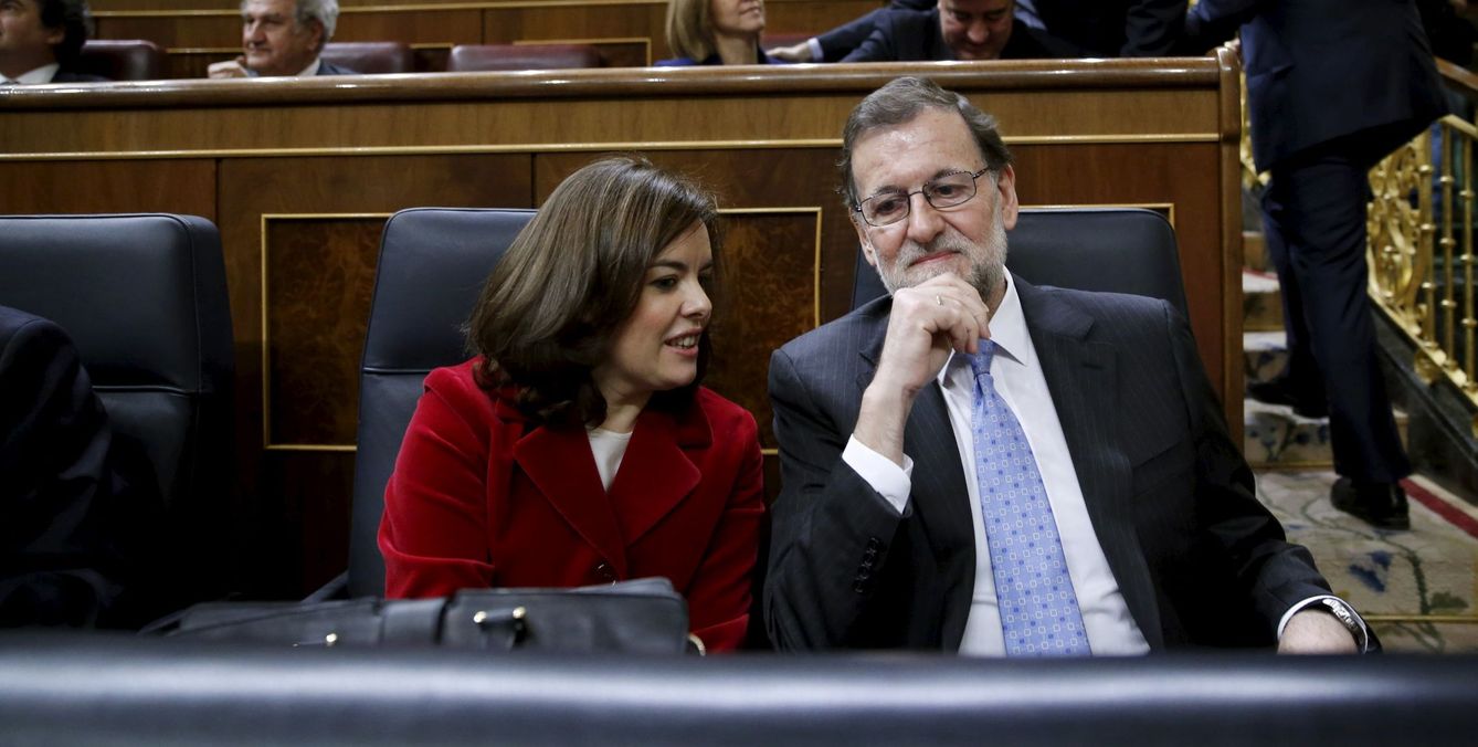 Sáenz de Santamaría, junto a Mariano Rajoy en una imagen de archivo. (EFE)