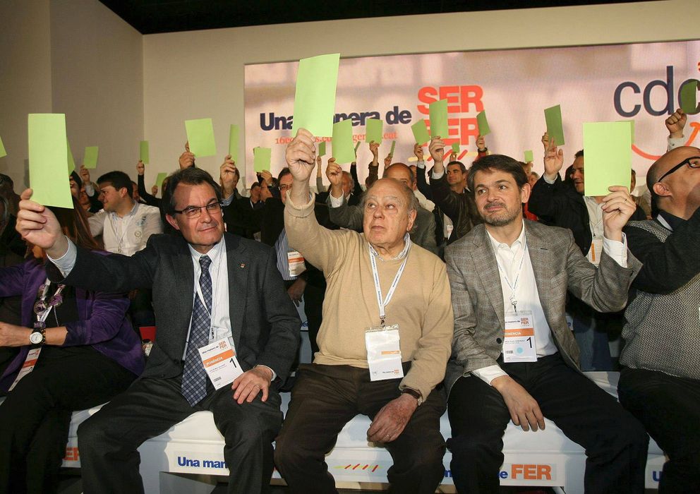 Foto: Artur Mas, Jordi Pujol y Oriol Pujol en un acto de CDC, en marzo de 2012 (EFE) 