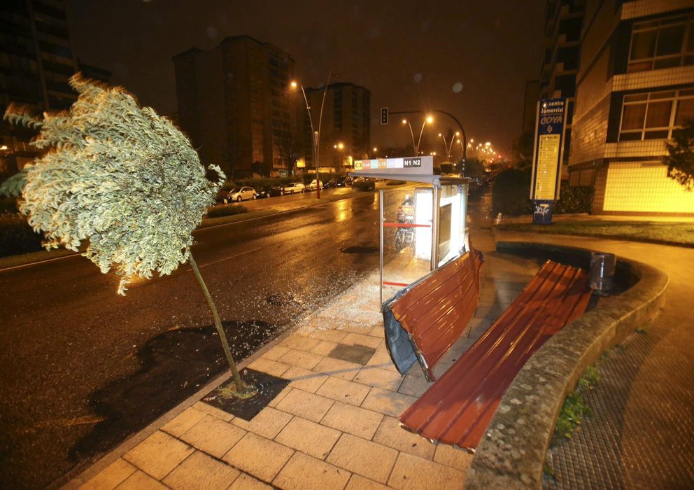 Foto: Más de 300 incidencias por el temporal en Galicia durante la noche (Efe)