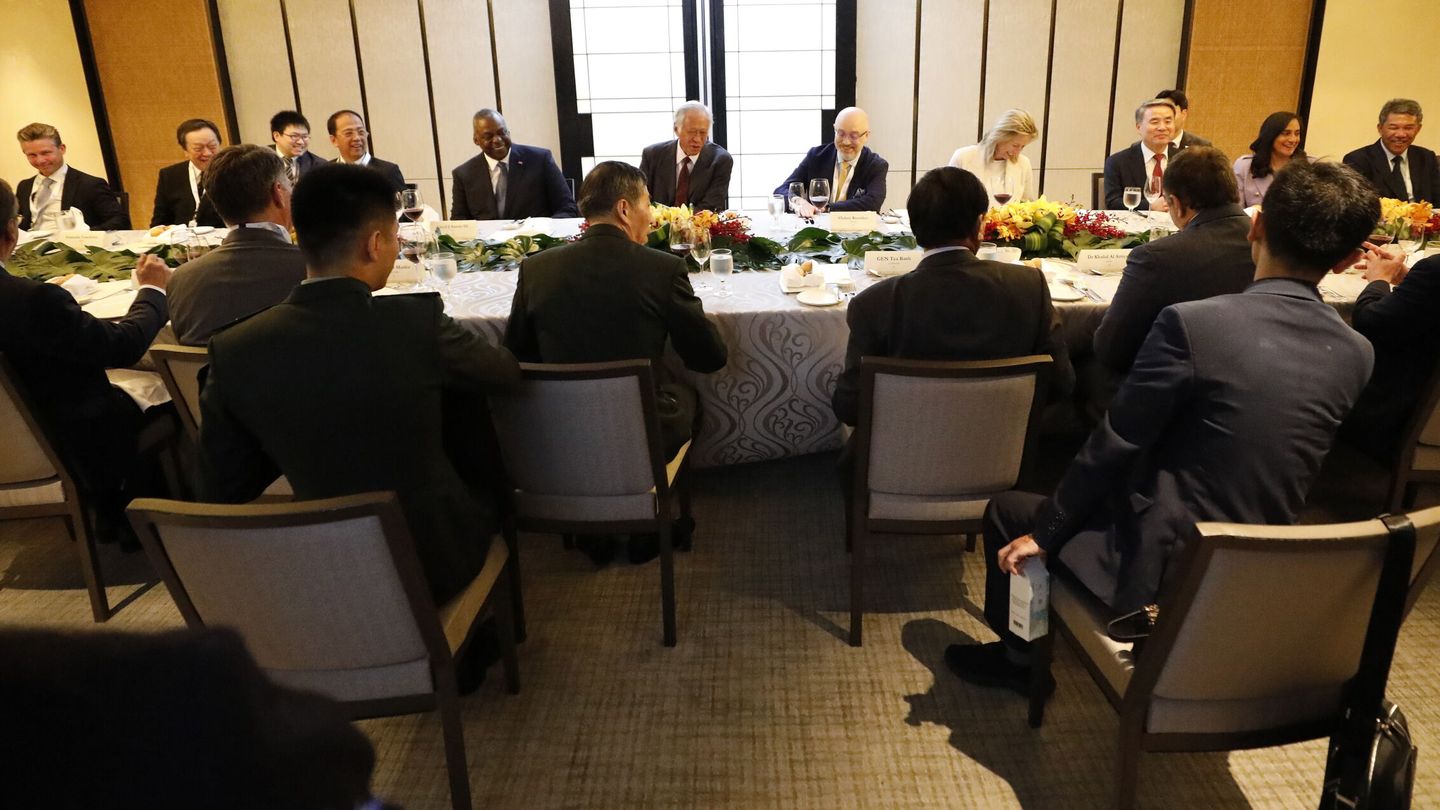 El secretario de Estado de Defensa de - EEUU y el dirigente chino en la reunión. (EFE)