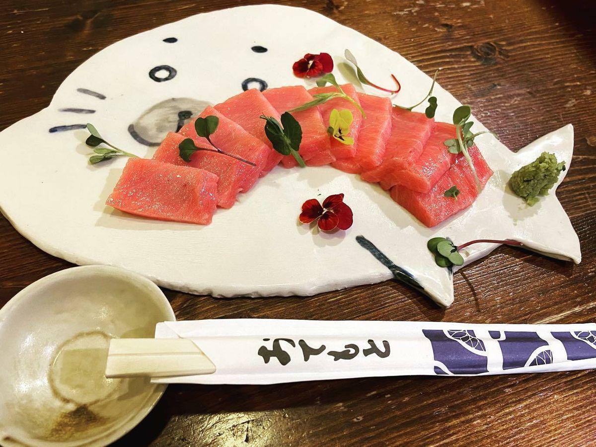 Foto: Un plato de sashimi del restaurante Fukamura. (Instagram/@fukamurabcn)