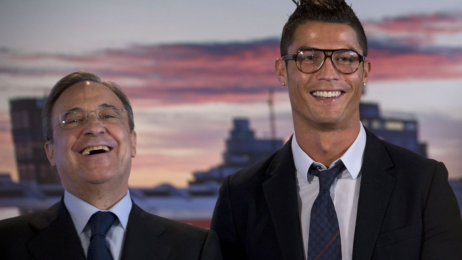 Foto: Florentino Pérez quiere asegurarse la presencia de Cristiano Ronaldo durante más años ante la imposibilidad de encontrar un relevo de un nivel similar (AP)
