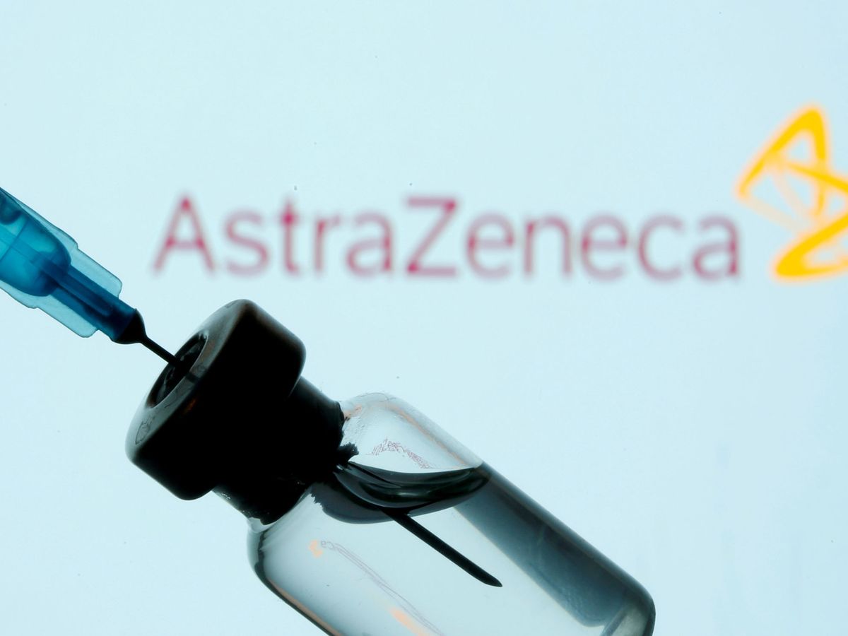 Foto: Vial y jeringa, frente a un logo de AstraZeneca. (Reuters)