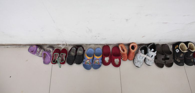 Una fila de zapatos pertenecientes a huérfanos de la Fuyang AIDS Orphan Salvation Association, en China (Reuters)