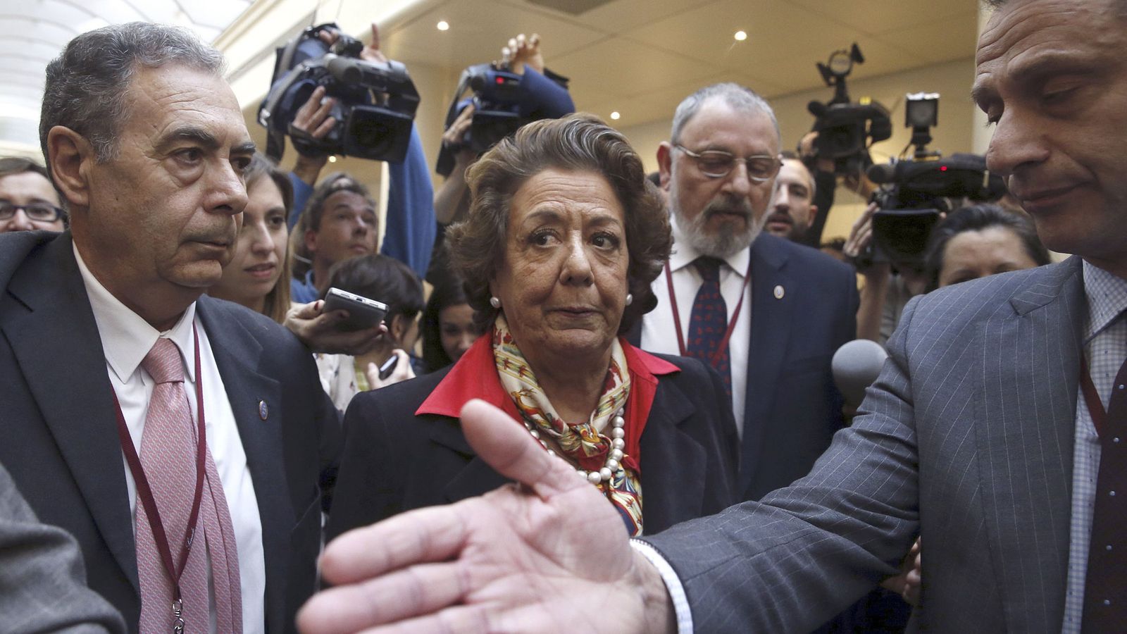 Foto: Rita Barberá, senadora y exalcaldesa de Valencia, en los pasillos del Senado. (Efe) 