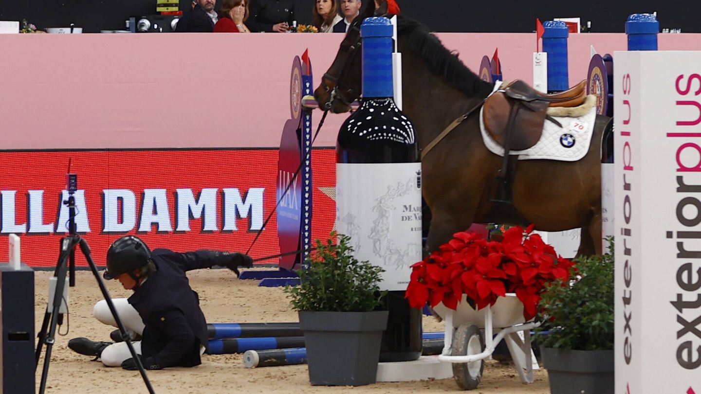 Cayetano Martínez de Irujo, sufriendo la caída en la Madrid Horse Week. (Gtres)