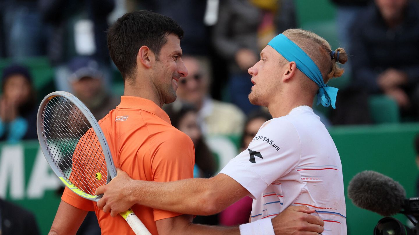 Djokovic y Davidovich se saludan tras el encuentro. (Reuters/Denis Balibouse)