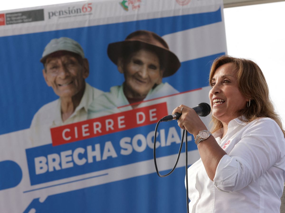 Foto: La presidenta de Perú, Dina Boluarte, luciendo Rolex en un acto el pasado verano. (Reuters/Luis Iparraguirre)
