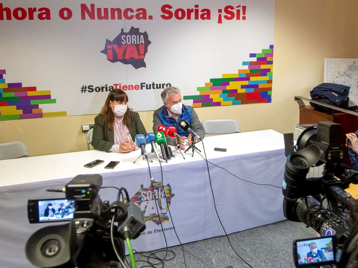 Foto: El candidato de la agrupación de electores de Soria ¡Ya!, José Ángel Ceña y la número dos del partido Vanessa García, en una imagen de archivo. (EFE/Wifredo García)