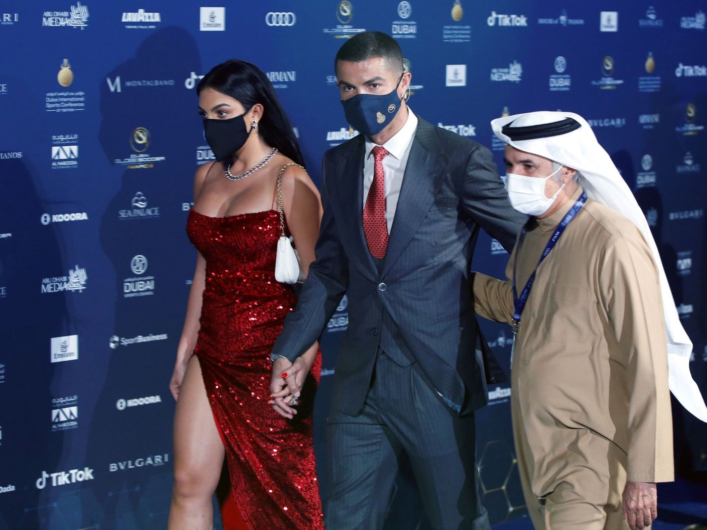 La modelo argentina Georgina Rodríguez, su novio Cristiano Ronaldo y el secretario general del Consejo de Deportes de Dubai, en la gala. (Efe)