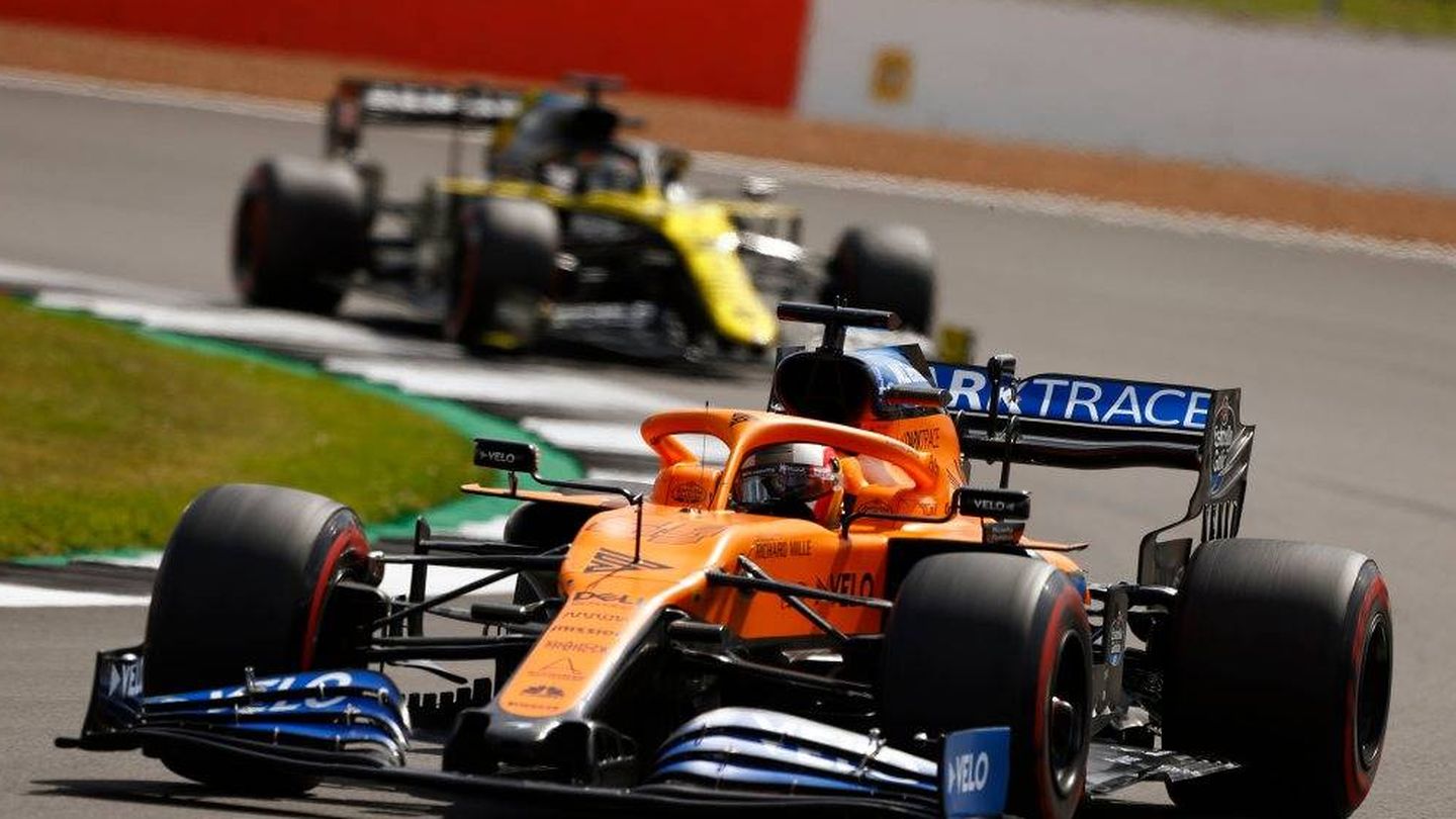 Tras superar a Norris y Stroll, Sainz controlaba a Daniel Ricciardo hasta que reventó la rueda (McLaren)