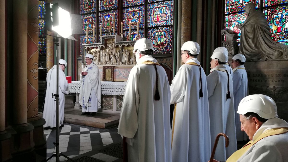La precariedad domina la primera misa en la catedral de Notre Dame tras el incendio
