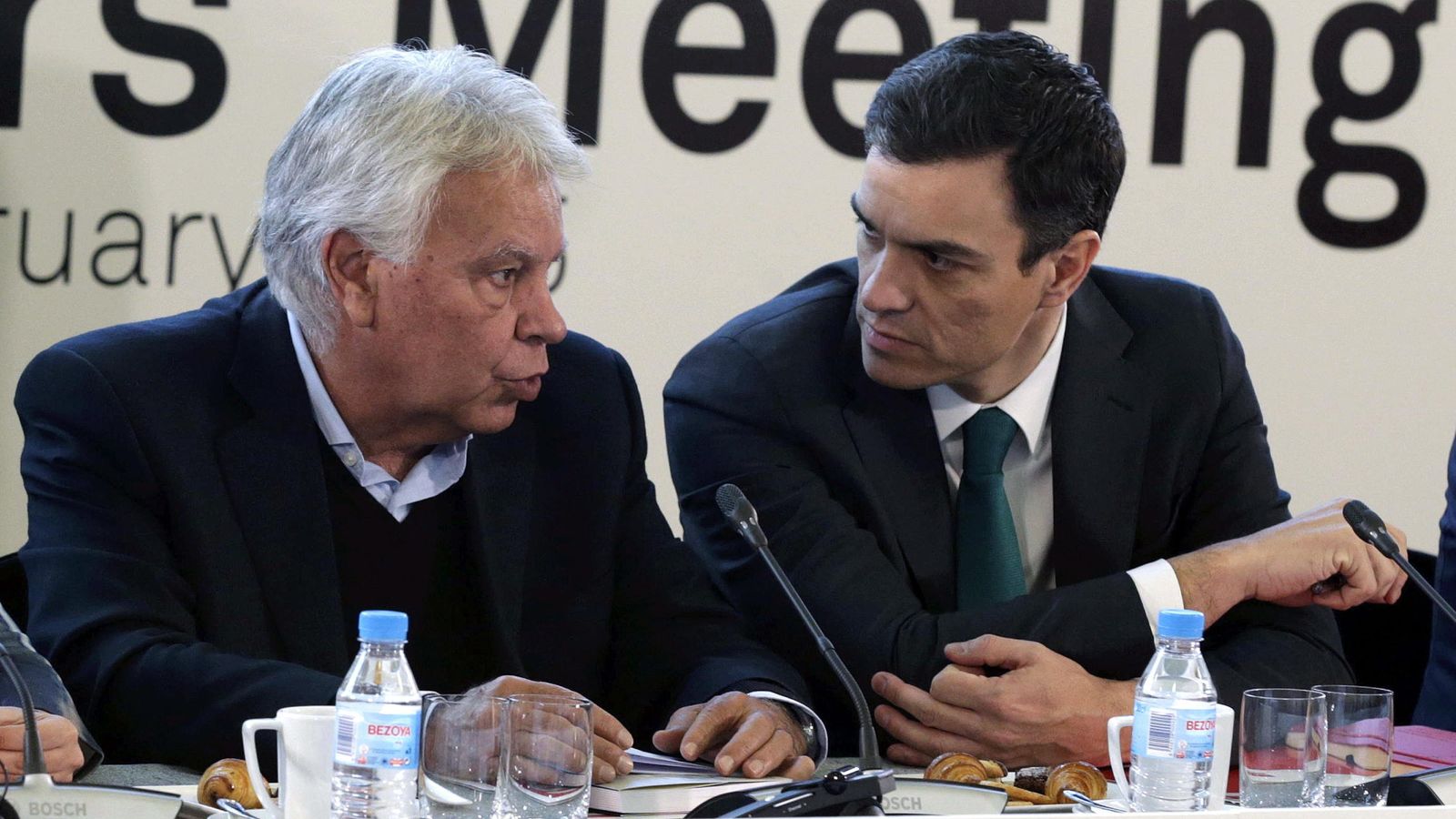 Foto: Felipe González y Pedro Sánchez, ayer, en la cumbre socialdemócrata de Madrid. (Efe)