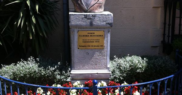 Foto: Estatua de Ignacio Ellacuría en Portugalete (Vizcaya). (EFE)