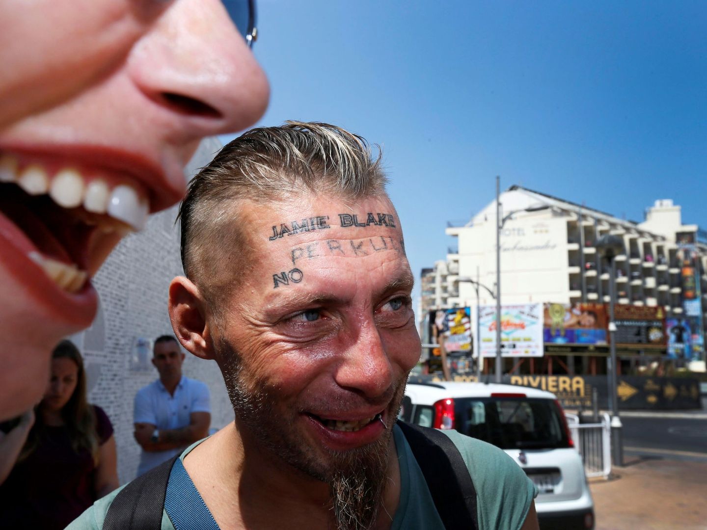 El vagabundo polaco al que pagaron por dejarse tatuar la frente en Benidorm. (EFE)